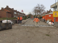 908511 Gezicht in de Van Zuylenstraat te De Meern (gemeente Utrecht), die na het leggen van nieuwe riolering bestraat ...